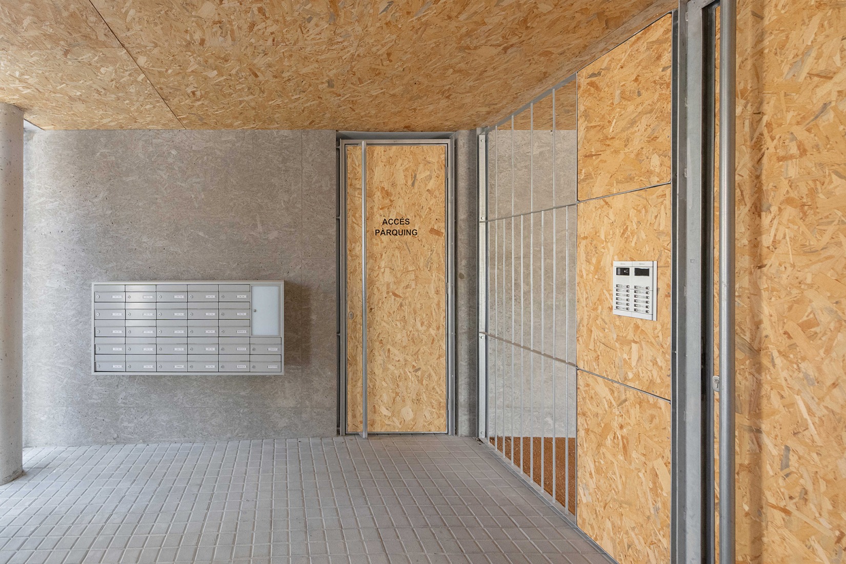 Social housing and collective space in Igualada by UTE MBM arquitectes + 4RQ arquitectura. Photograph by Bea Schulze.
