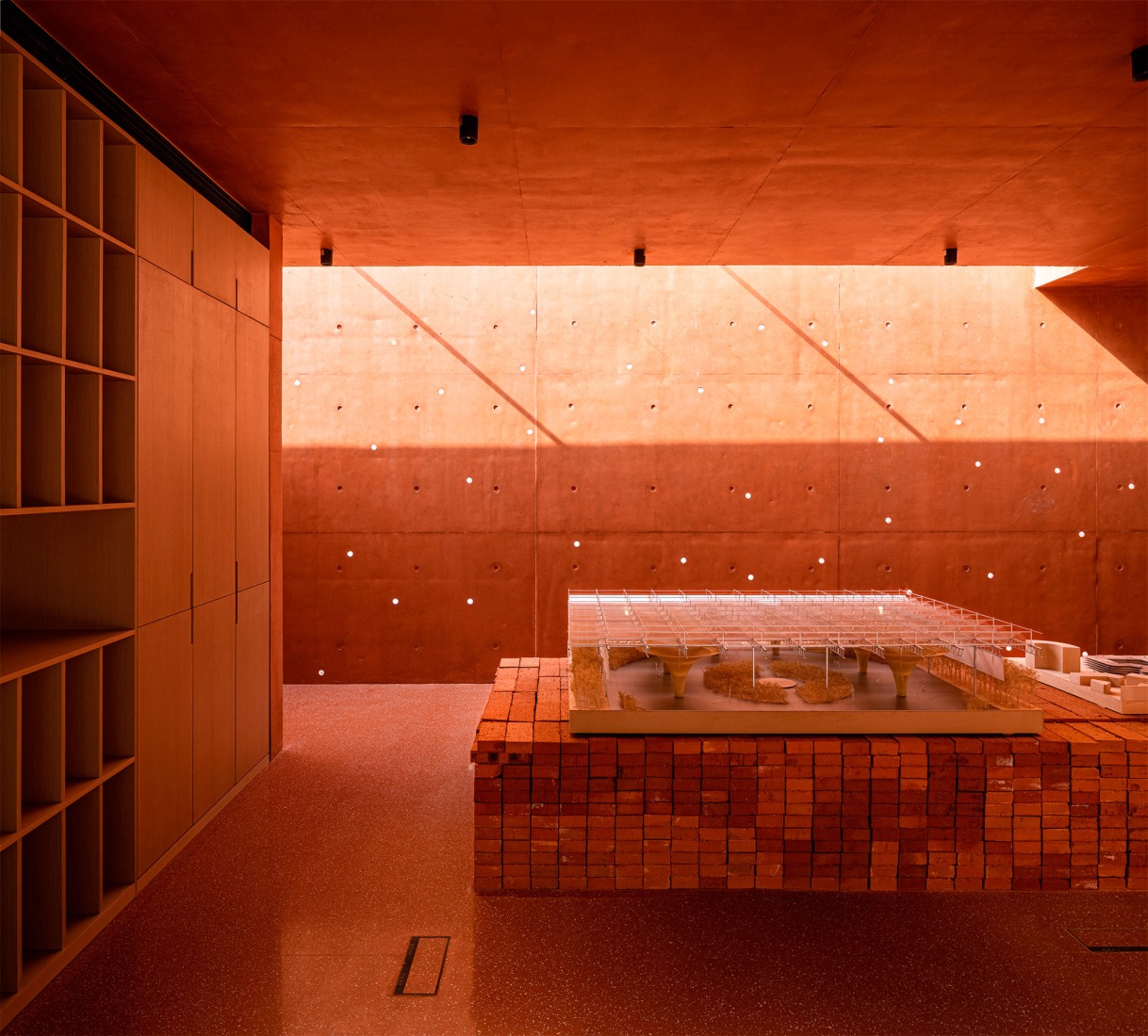 Centro de Exposiciones «Red Box» por Mix. Fotografía por Arch-Exist.