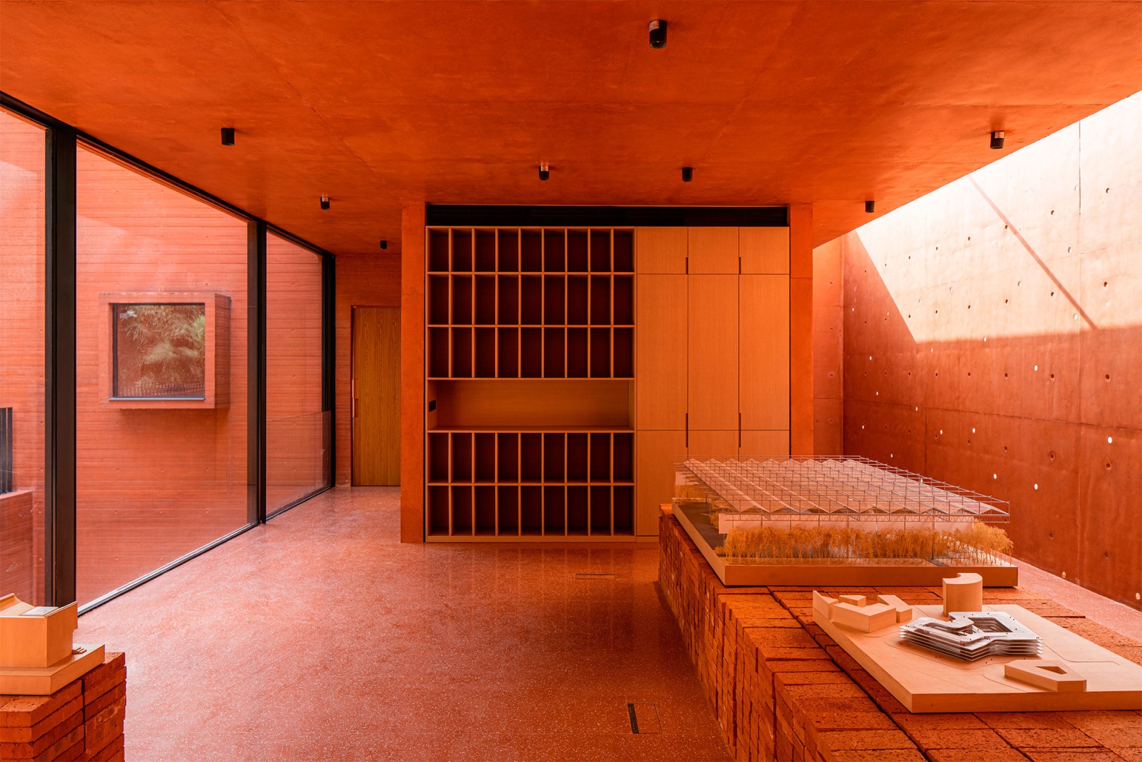 Centro de Exposiciones «Red Box» por Mix. Fotografía por Arch-Exist.