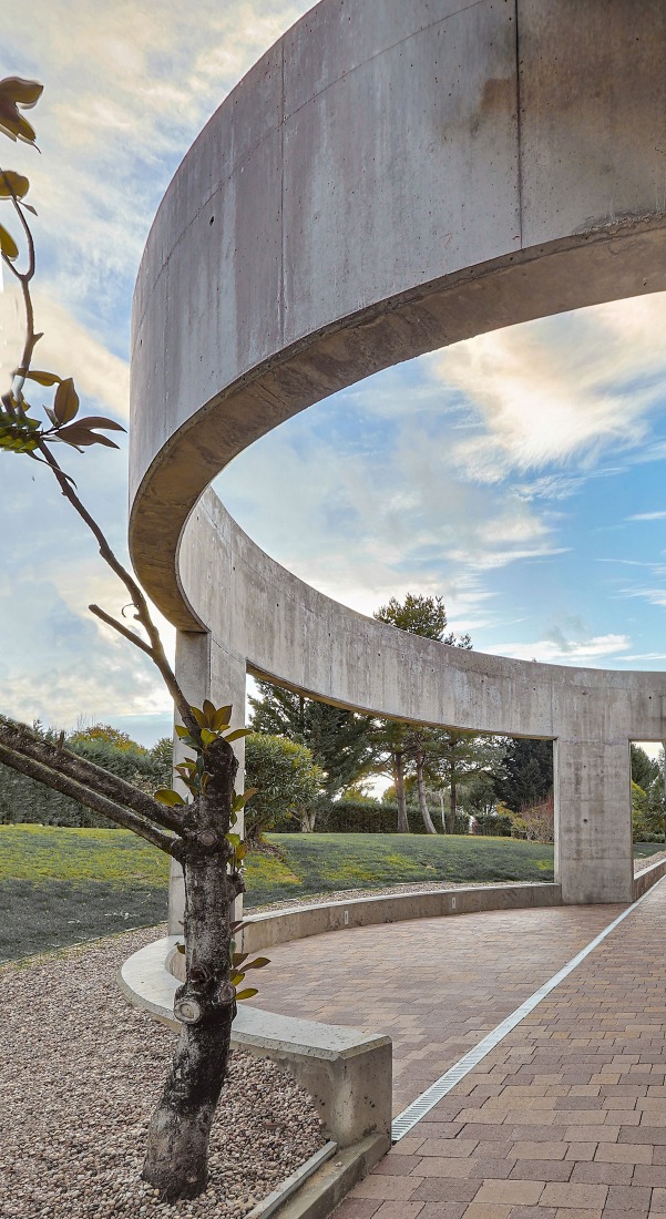 Renovation and expansion of the Tanatorio de las Contiendas by Arias Garrido Arquitectos + GMM Ingeniería y Arquitectura. Photograph by Javier Arias Madero.