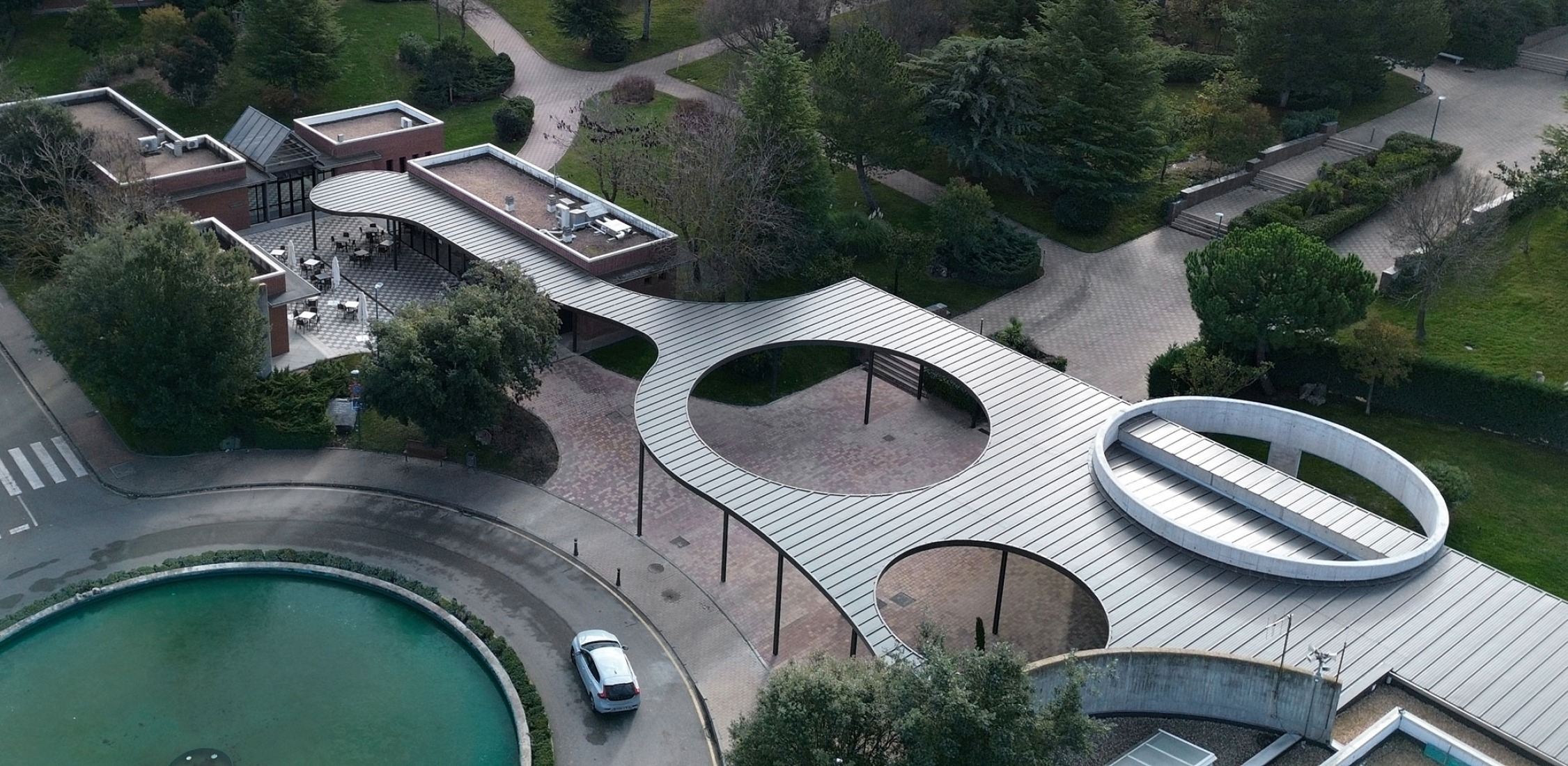 Renovation and expansion of the Tanatorio de las Contiendas by Arias Garrido Arquitectos + GMM Ingeniería y Arquitectura. Photograph by Javier Arias Madero.