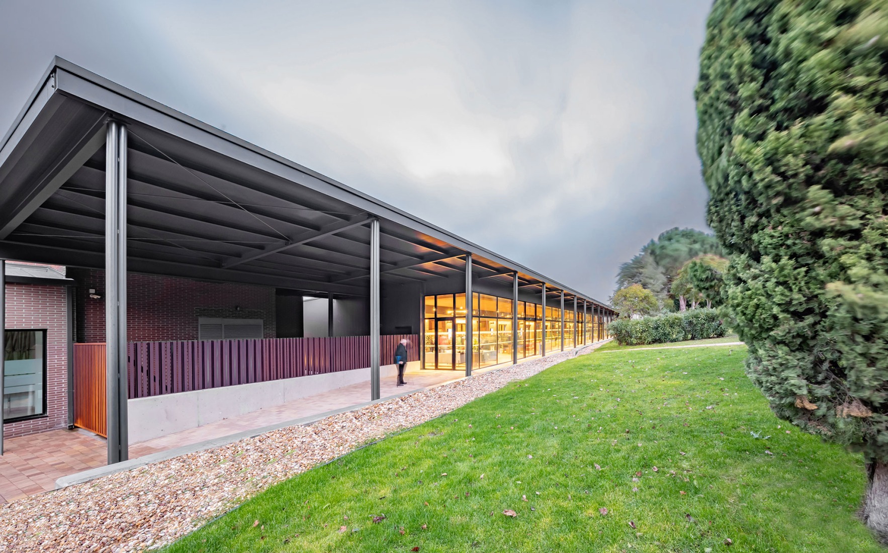 Renovation and expansion of the Tanatorio de las Contiendas by Arias Garrido Arquitectos + GMM Ingeniería y Arquitectura. Photograph by Javier Arias Madero.