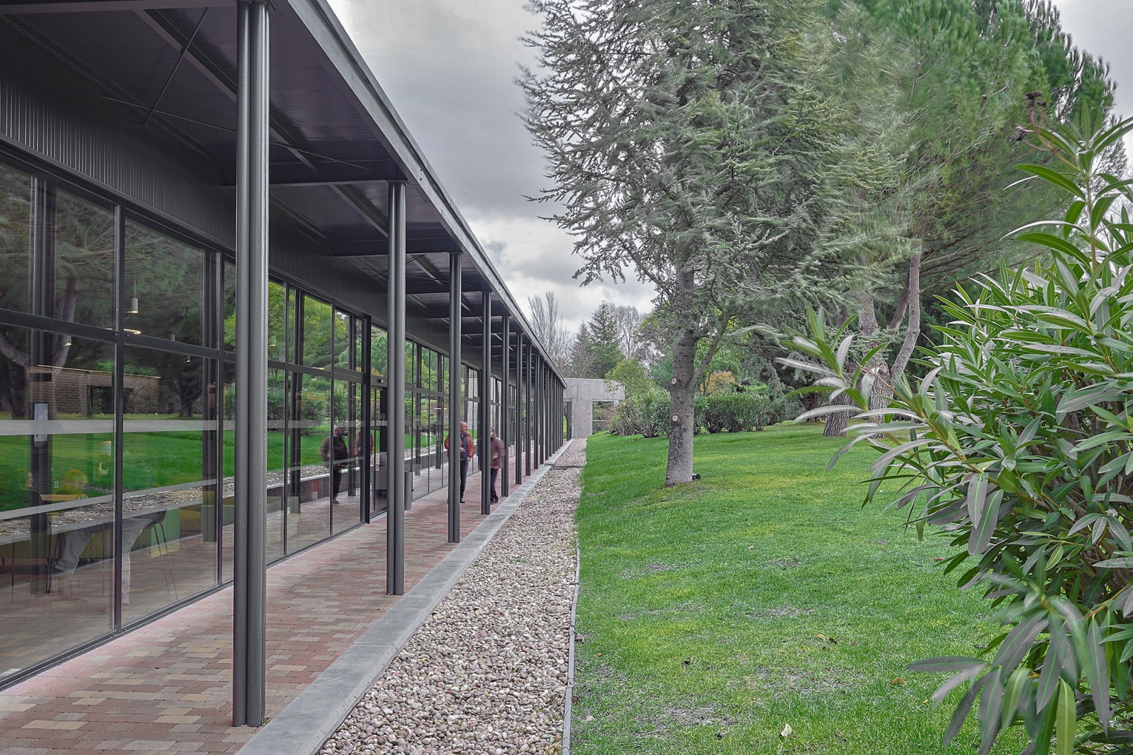 Renovation and expansion of the Tanatorio de las Contiendas by Arias Garrido Arquitectos + GMM Ingeniería y Arquitectura. Photograph by Javier Arias Madero.