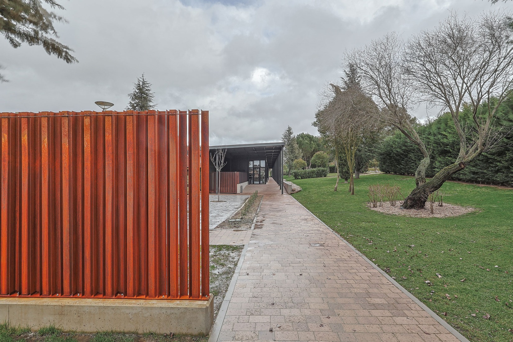 Renovation and expansion of the Tanatorio de las Contiendas by Arias Garrido Arquitectos + GMM Ingeniería y Arquitectura. Photograph by Javier Arias Madero.