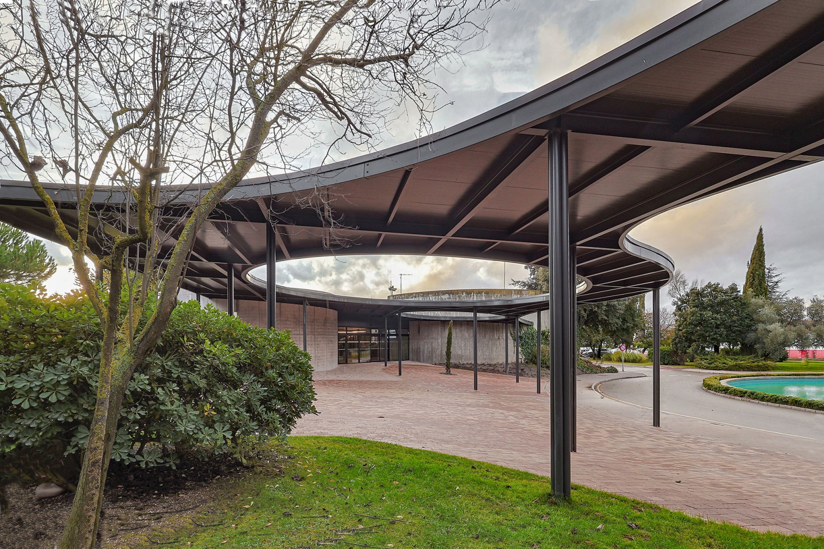 Renovation and expansion of the Tanatorio de las Contiendas by Arias Garrido Arquitectos + GMM Ingeniería y Arquitectura. Photograph by Javier Arias Madero.
