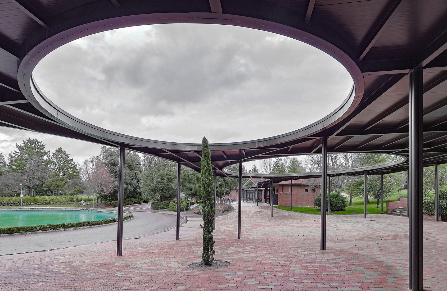 Renovation and expansion of the Tanatorio de las Contiendas by Arias Garrido Arquitectos + GMM Ingeniería y Arquitectura. Photograph by Javier Arias Madero.