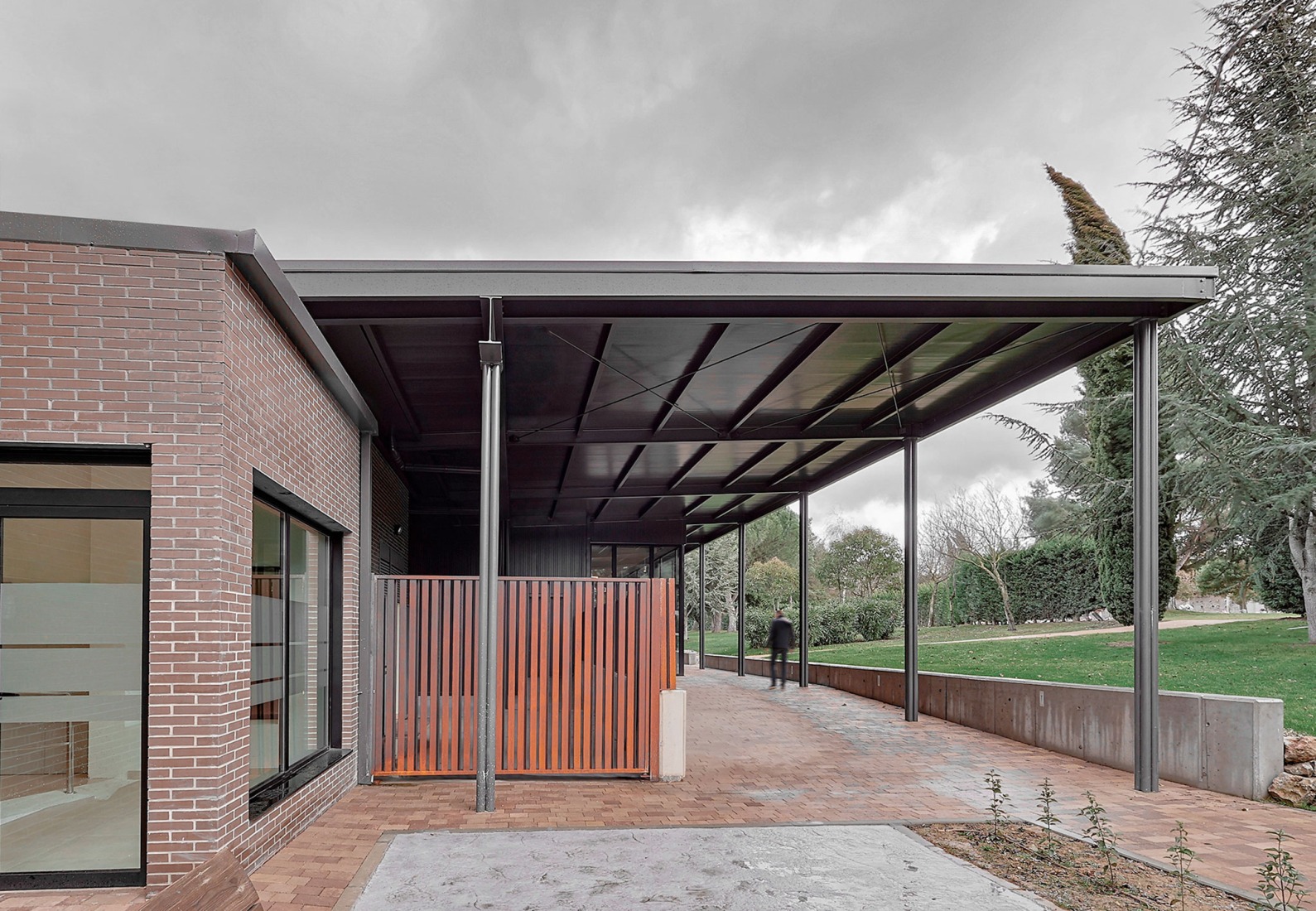 Renovation and expansion of the Tanatorio de las Contiendas by Arias Garrido Arquitectos + GMM Ingeniería y Arquitectura. Photograph by Javier Arias Madero.