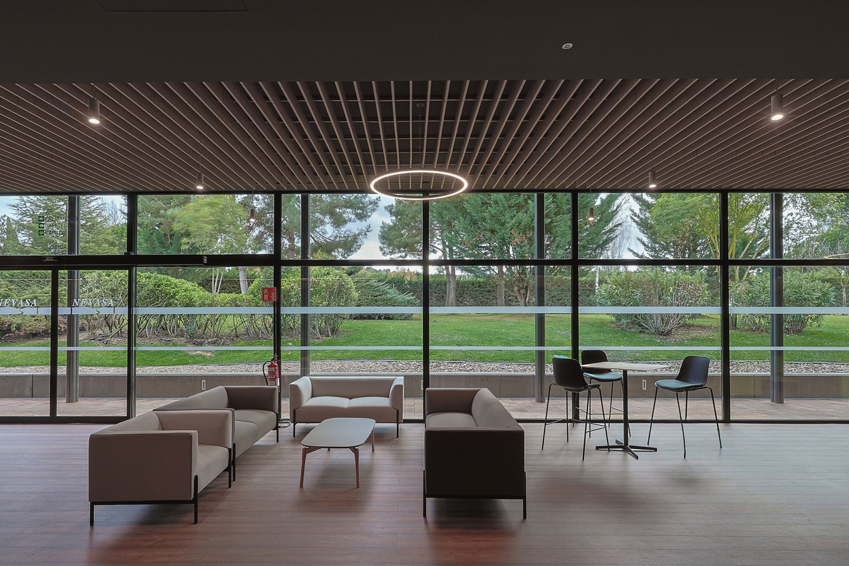 Renovation and expansion of the Tanatorio de las Contiendas by Arias Garrido Arquitectos + GMM Ingeniería y Arquitectura. Photograph by Javier Arias Madero.