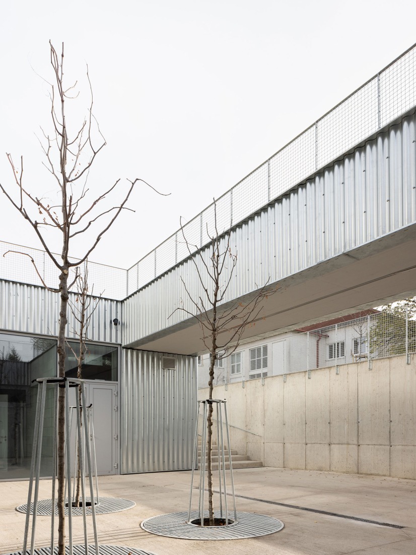 Ampliación de escuela primaria por Bakyta Architekti. Fotografía por Matej Hakár. 