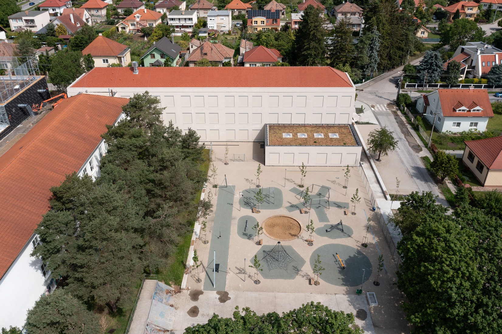 Ampliación de escuela primaria por Bakyta Architekti. Fotografía por Matej Hakár. 