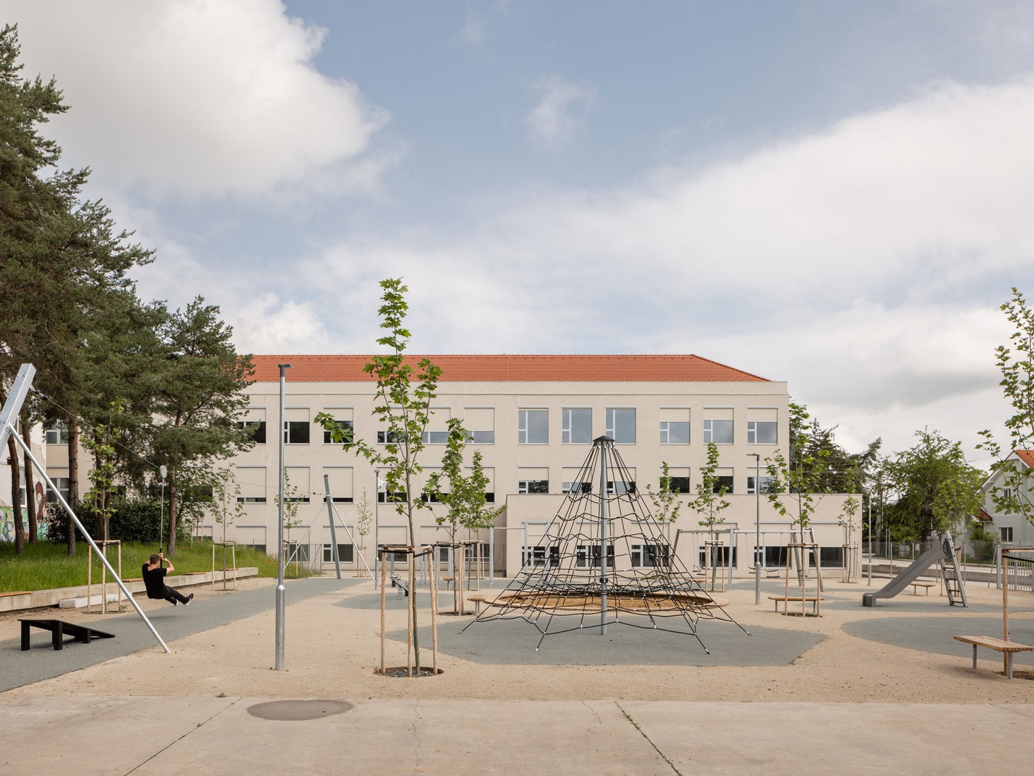 Ampliación de escuela primaria por Bakyta Architekti. Fotografía por Matej Hakár. 