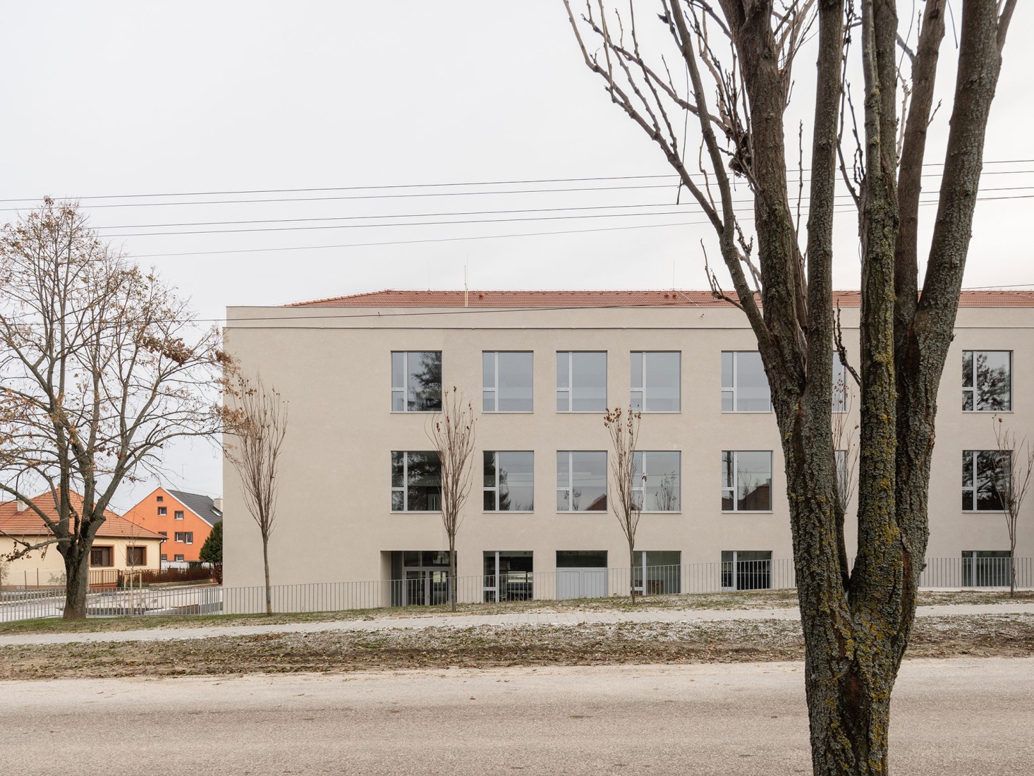 Ampliación de escuela primaria por Bakyta Architekti. Fotografía por Matej Hakár. 