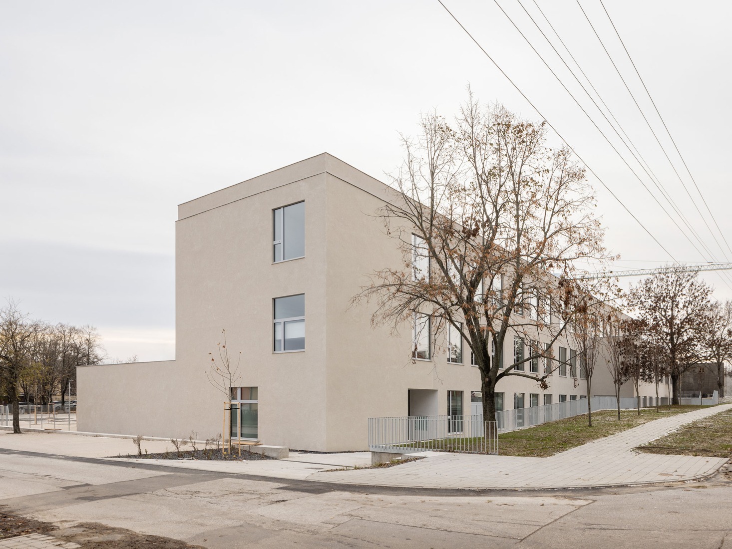 Ampliación de escuela primaria por Bakyta Architekti. Fotografía por Matej Hakár. 