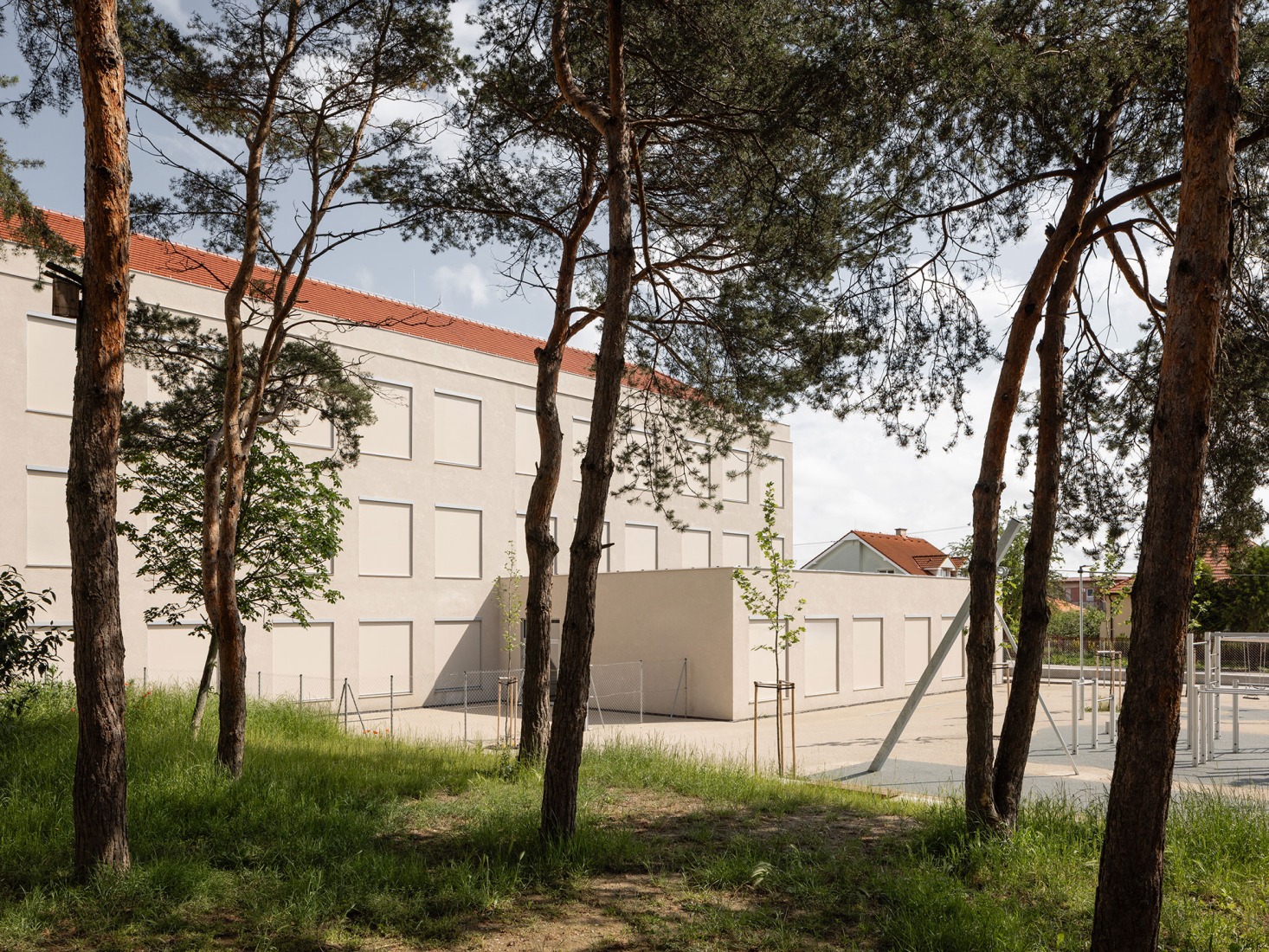 Ampliación de escuela primaria por Bakyta Architekti. Fotografía por Matej Hakár. 