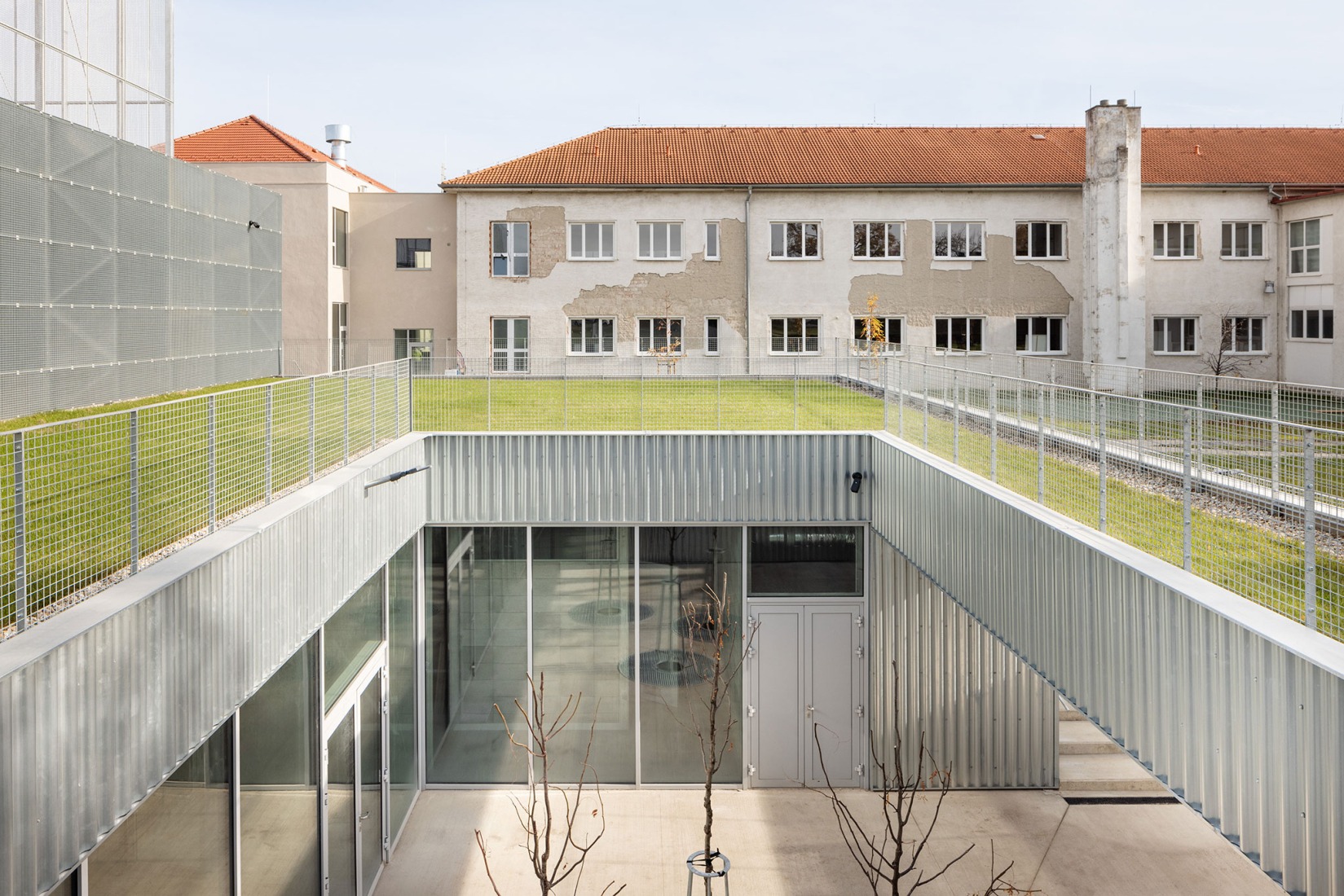 Ampliación de escuela primaria por Bakyta Architekti. Fotografía por Matej Hakár. 