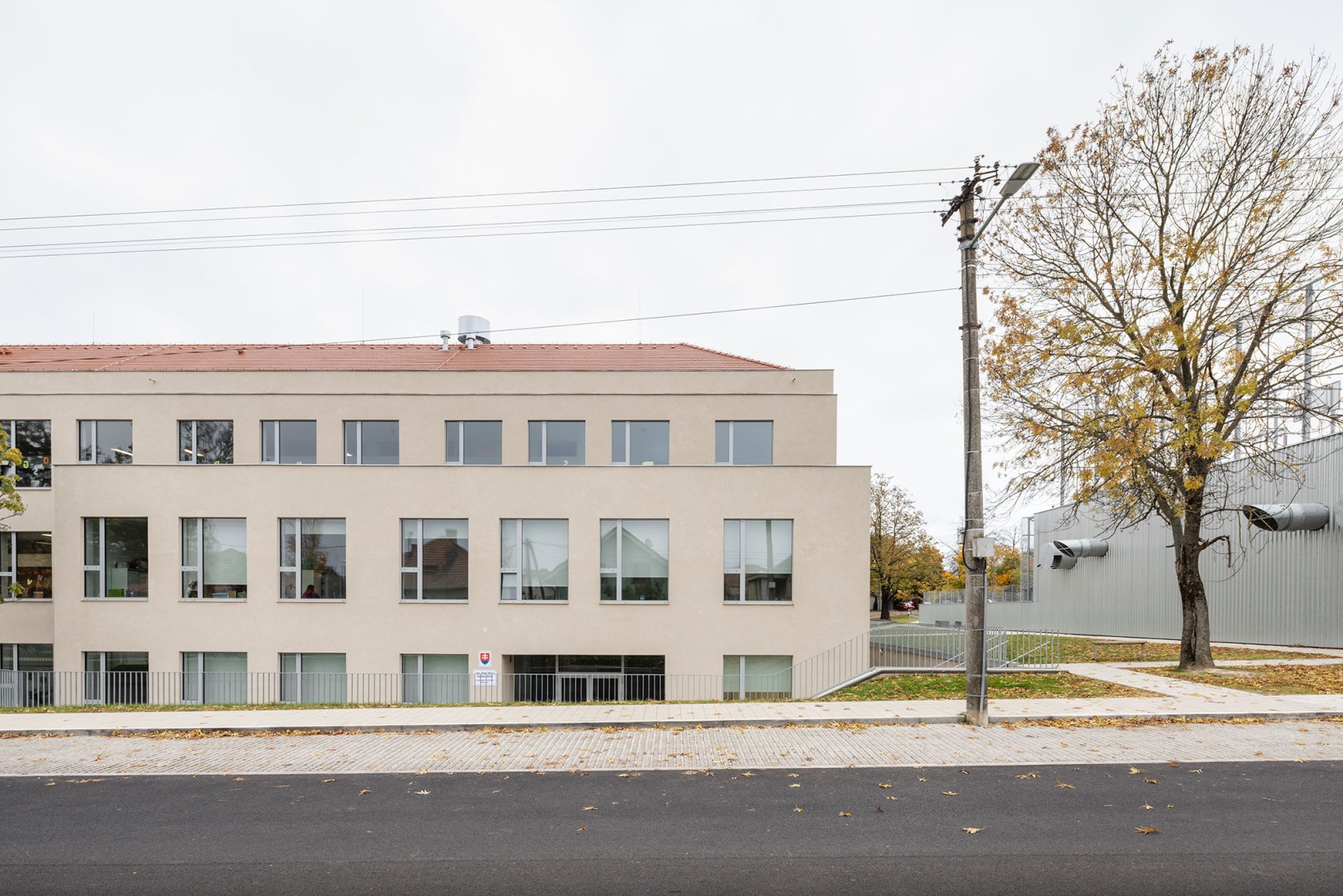 Ampliación de escuela primaria por Bakyta Architekti. Fotografía por Matej Hakár. 