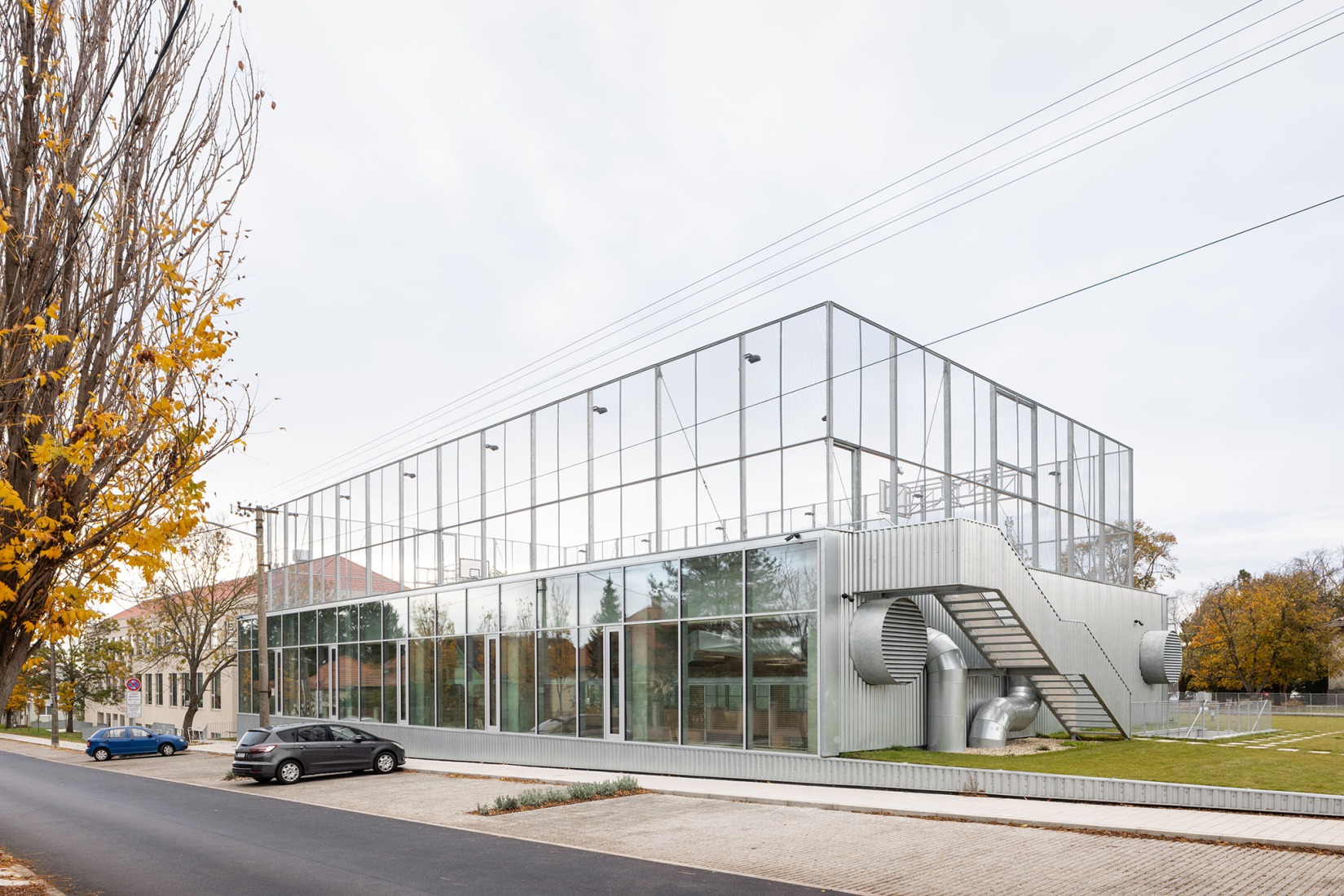 Ampliación de escuela primaria por Bakyta Architekti. Fotografía por Matej Hakár. 