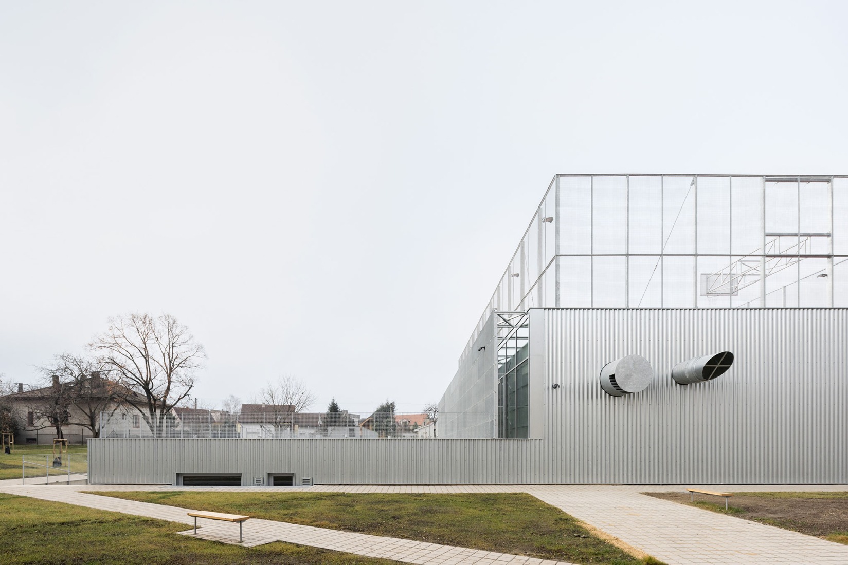Ampliación de escuela primaria por Bakyta Architekti. Fotografía por Matej Hakár. 