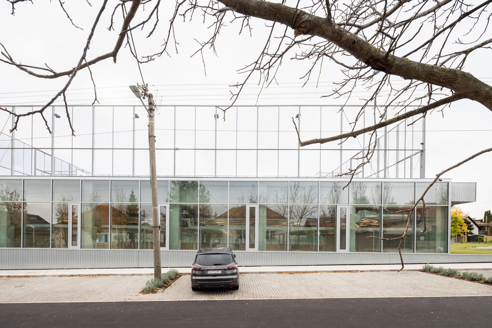 Ampliación de escuela primaria por Bakyta Architekti. Fotografía por Matej Hakár. 