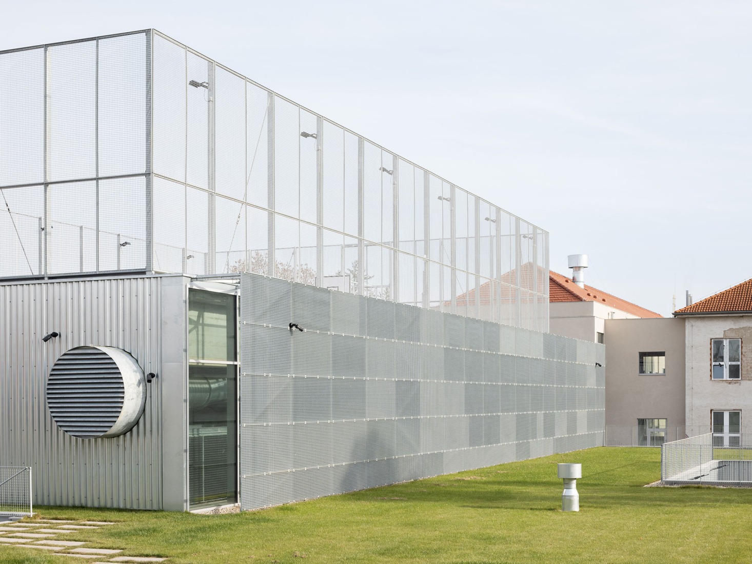 Ampliación de escuela primaria por Bakyta Architekti. Fotografía por Matej Hakár. 