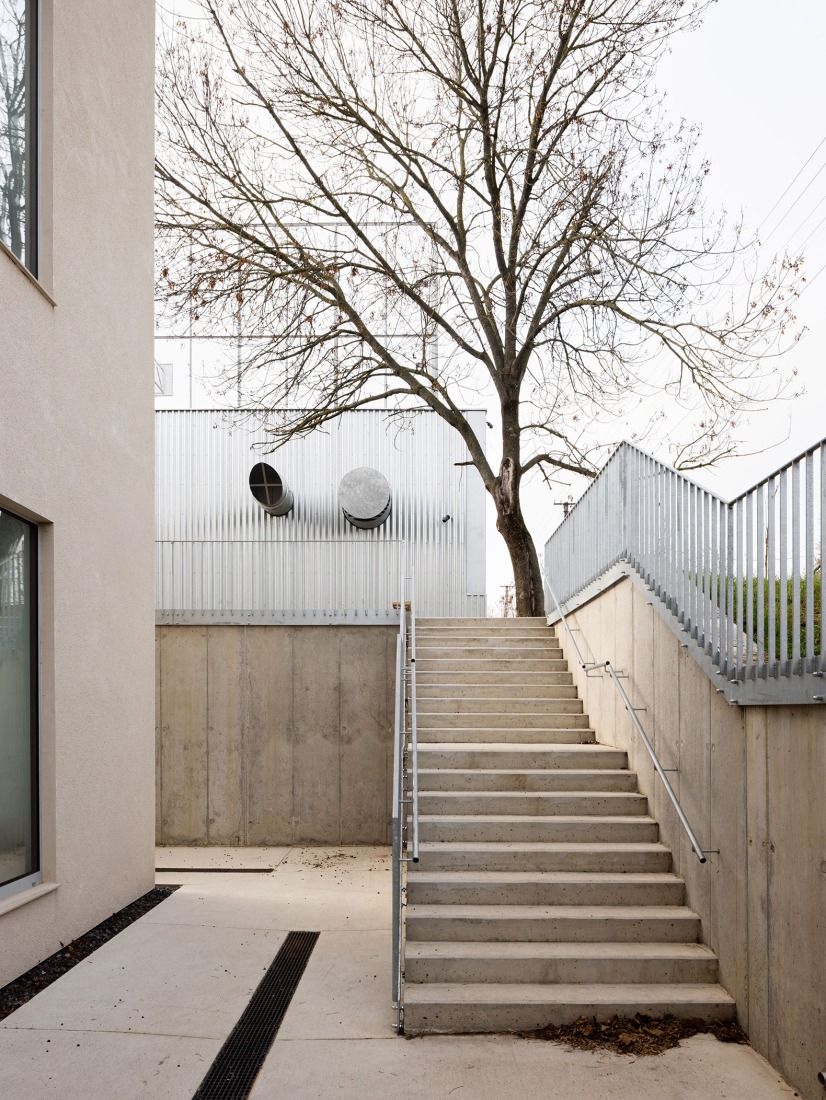 Ampliación de escuela primaria por Bakyta Architekti. Fotografía por Matej Hakár. 
