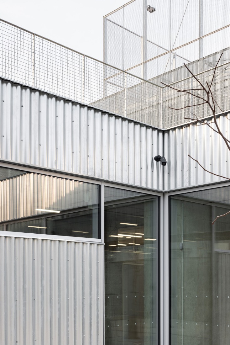 Ampliación de escuela primaria por Bakyta Architekti. Fotografía por Matej Hakár. 