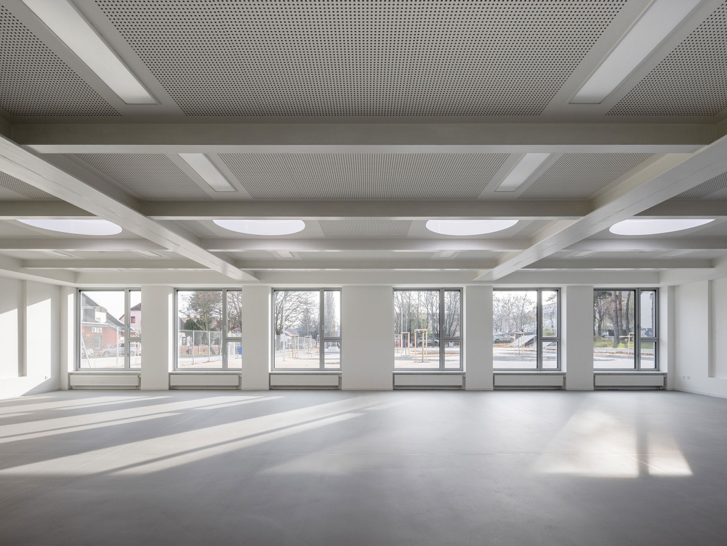 Ampliación de escuela primaria por Bakyta Architekti. Fotografía por Matej Hakár. 