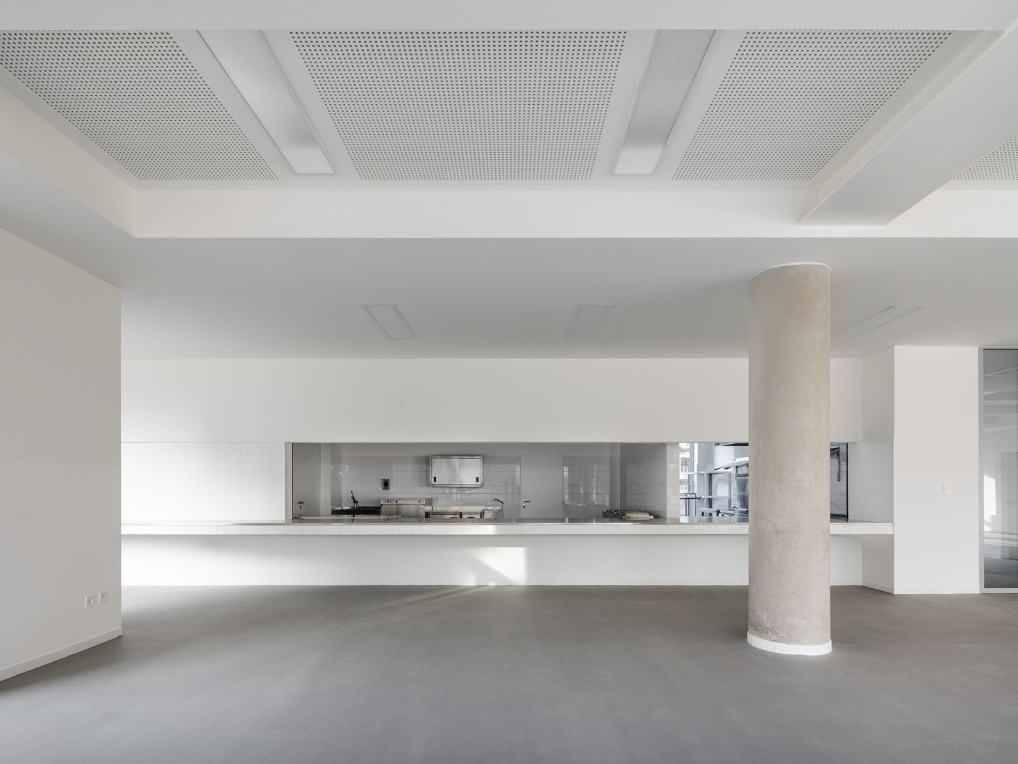 Ampliación de escuela primaria por Bakyta Architekti. Fotografía por Matej Hakár. 