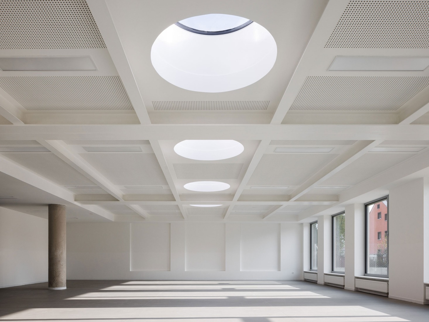 Ampliación de escuela primaria por Bakyta Architekti. Fotografía por Matej Hakár. 
