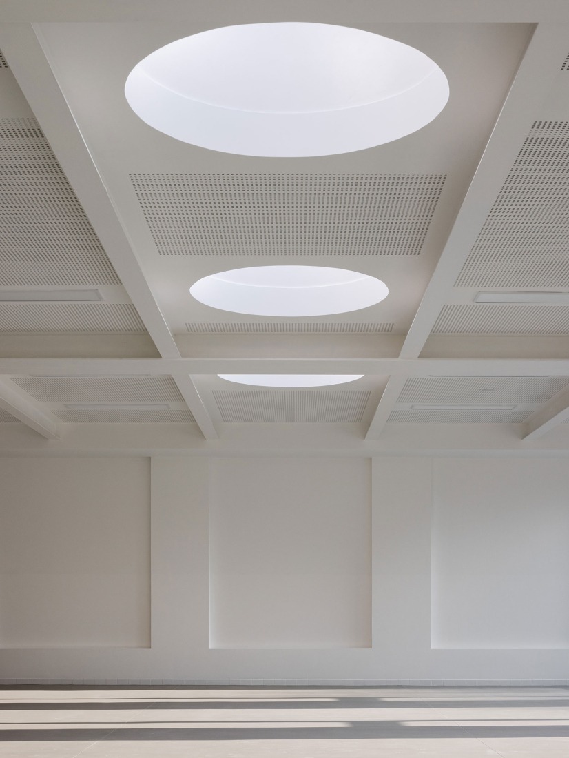 Ampliación de escuela primaria por Bakyta Architekti. Fotografía por Matej Hakár. 