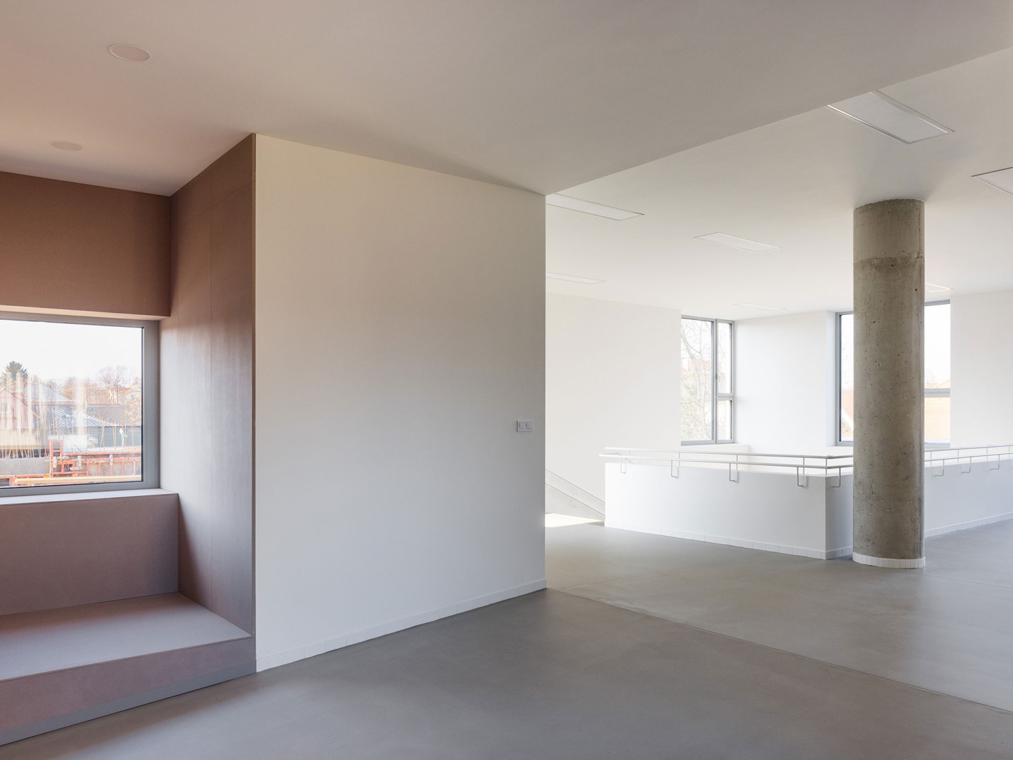 Ampliación de escuela primaria por Bakyta Architekti. Fotografía por Matej Hakár. 