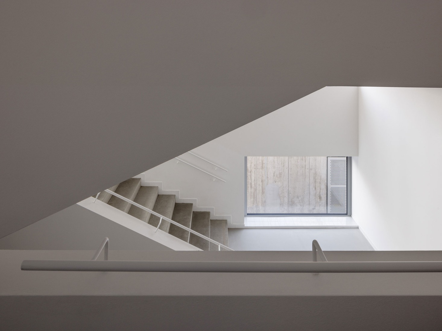 Ampliación de escuela primaria por Bakyta Architekti. Fotografía por Matej Hakár. 