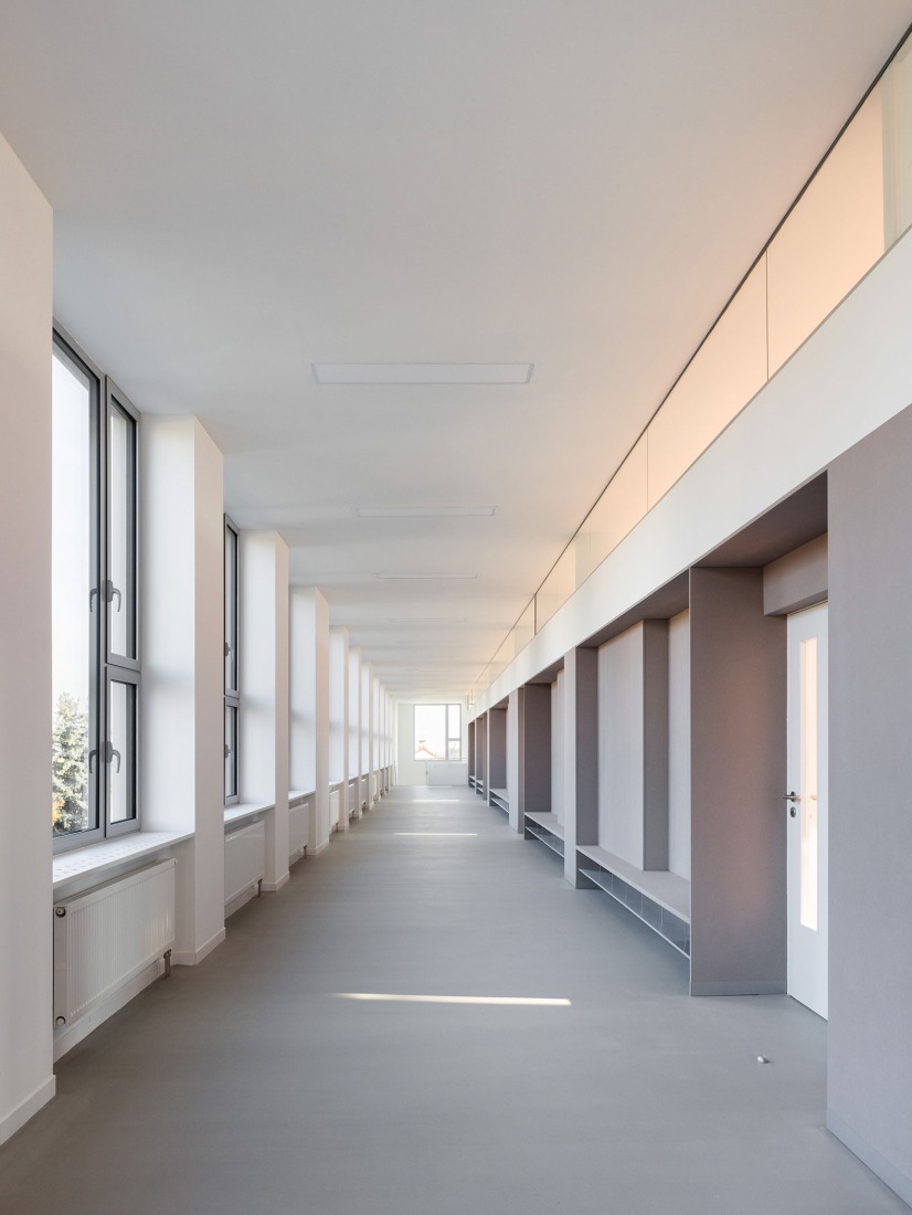 Ampliación de escuela primaria por Bakyta Architekti. Fotografía por Matej Hakár. 