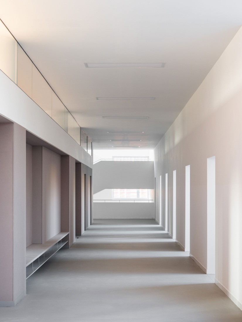 Ampliación de escuela primaria por Bakyta Architekti. Fotografía por Matej Hakár. 