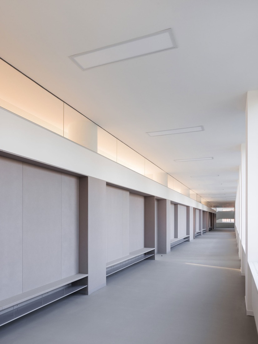 Ampliación de escuela primaria por Bakyta Architekti. Fotografía por Matej Hakár. 