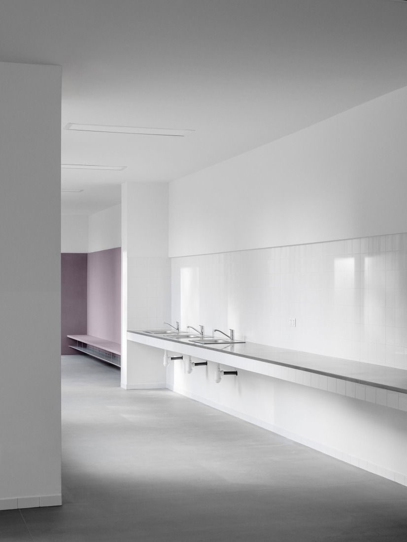 Ampliación de escuela primaria por Bakyta Architekti. Fotografía por Matej Hakár. 