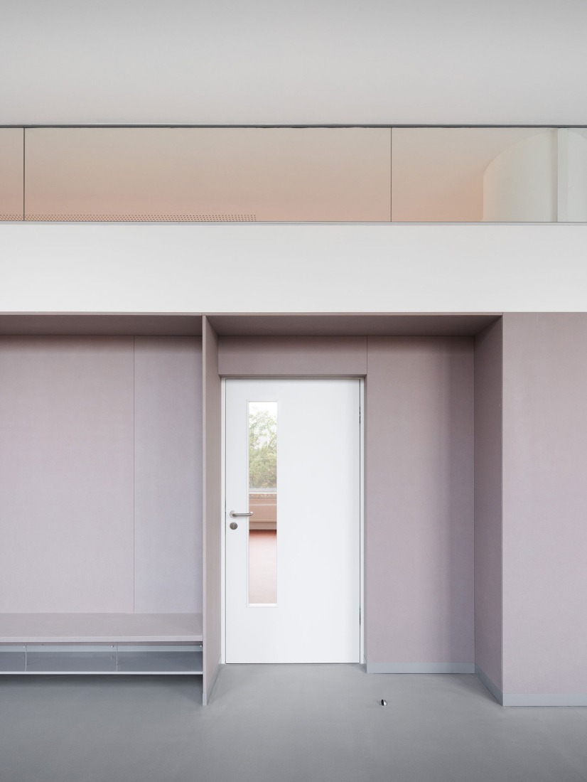 Ampliación de escuela primaria por Bakyta Architekti. Fotografía por Matej Hakár. 