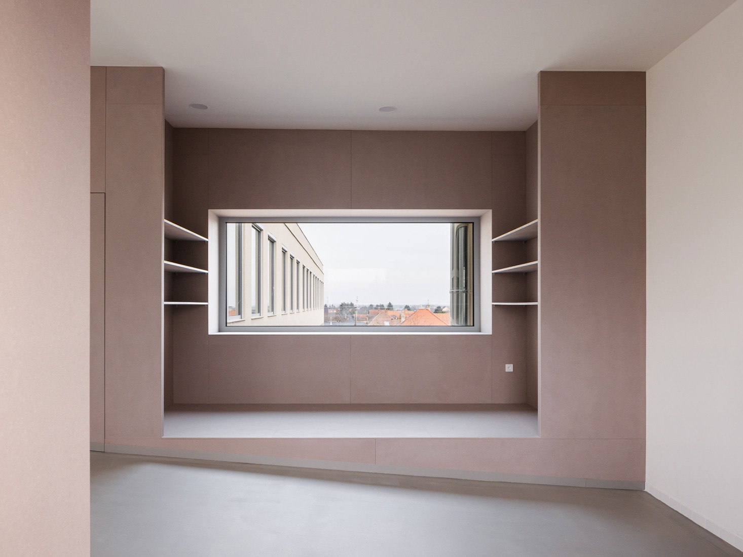 Ampliación de escuela primaria por Bakyta Architekti. Fotografía por Matej Hakár. 