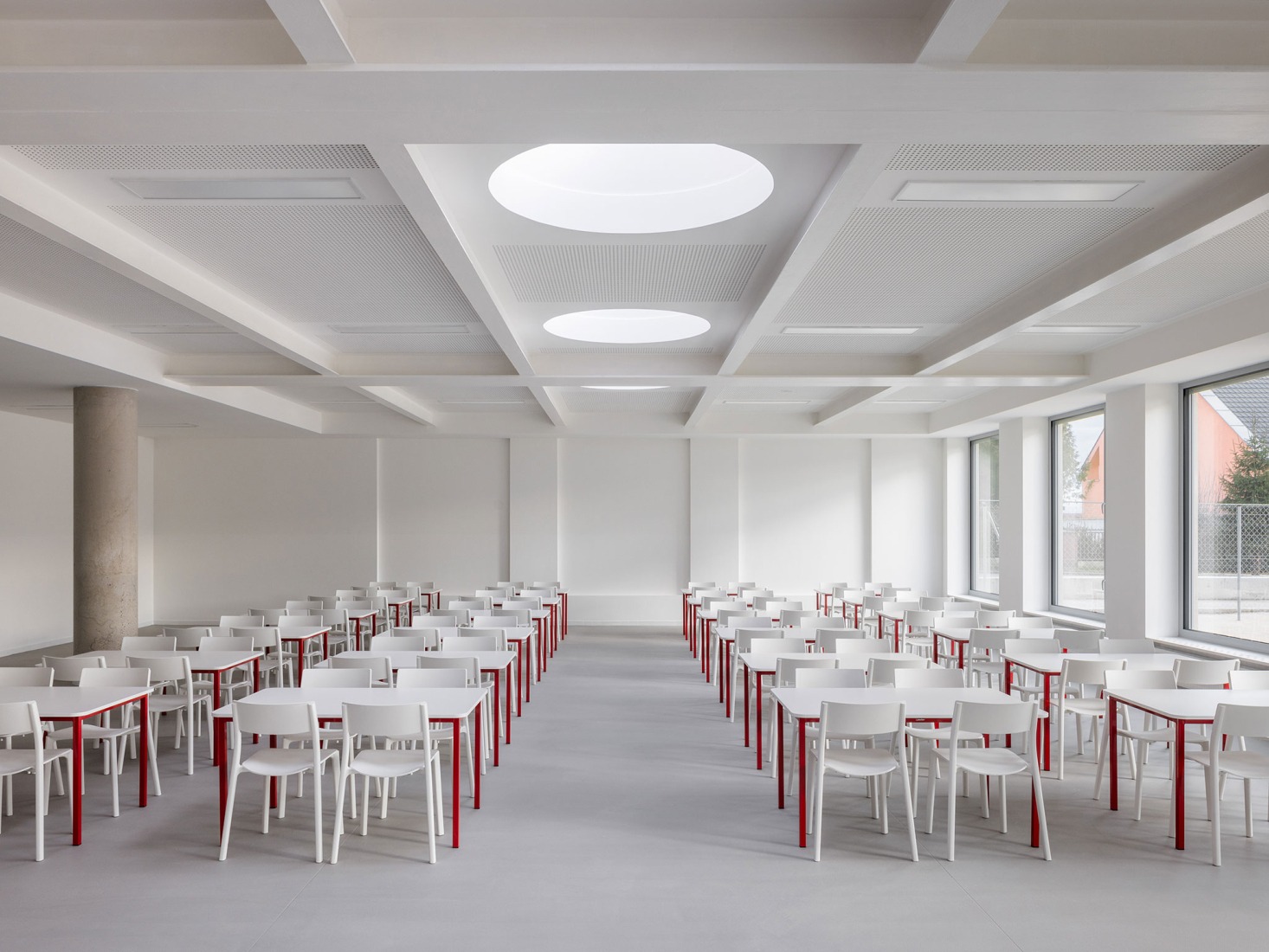 Ampliación de escuela primaria por Bakyta Architekti. Fotografía por Matej Hakár. 
