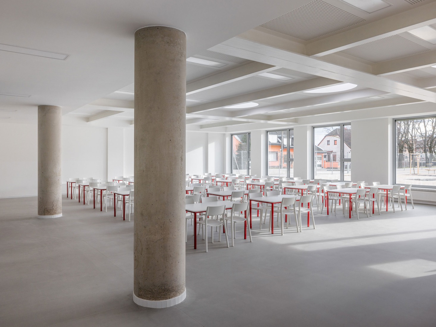 Ampliación de escuela primaria por Bakyta Architekti. Fotografía por Matej Hakár. 