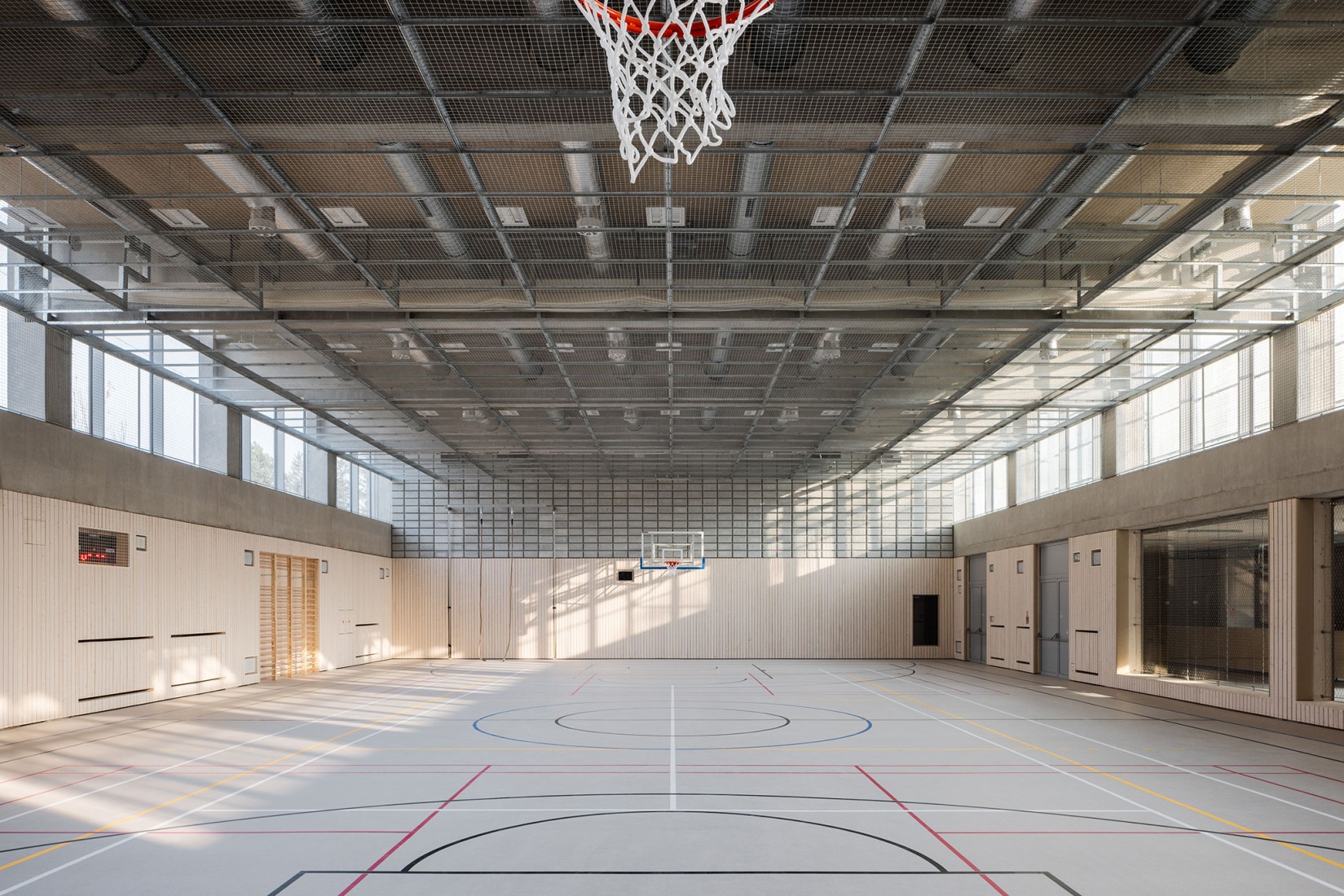 Ampliación de escuela primaria por Bakyta Architekti. Fotografía por Matej Hakár. 