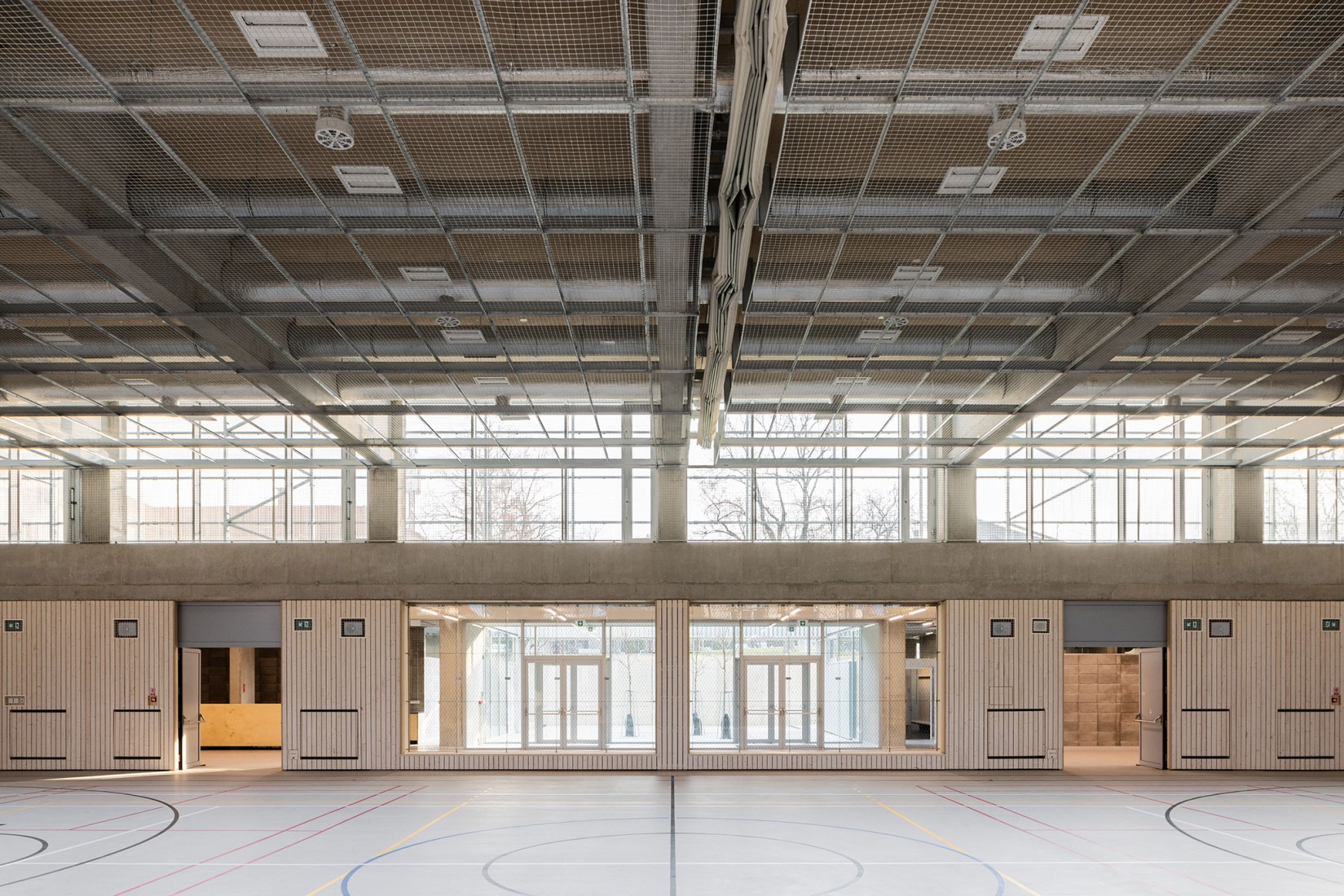 Ampliación de escuela primaria por Bakyta Architekti. Fotografía por Matej Hakár. 