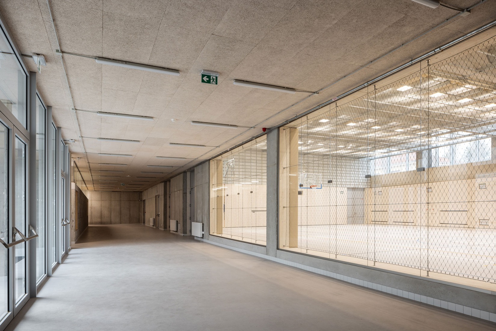 Ampliación de escuela primaria por Bakyta Architekti. Fotografía por Matej Hakár. 