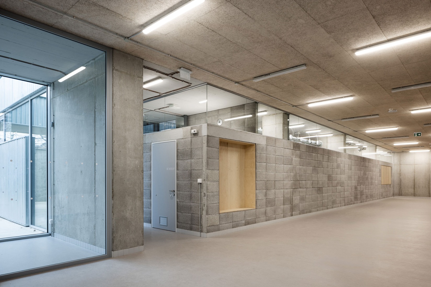 Ampliación de escuela primaria por Bakyta Architekti. Fotografía por Matej Hakár. 