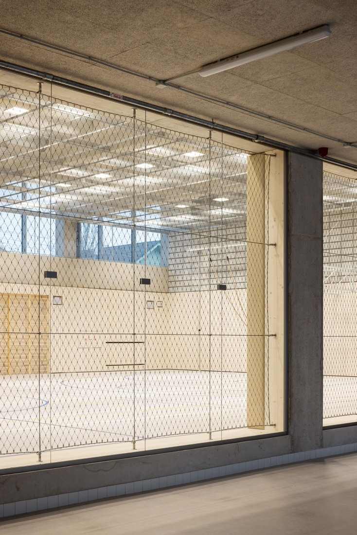 Ampliación de escuela primaria por Bakyta Architekti. Fotografía por Matej Hakár. 