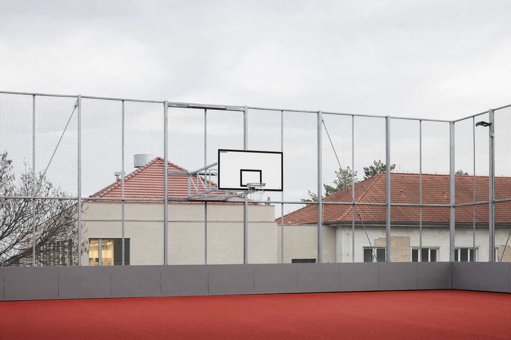 Ampliación de escuela primaria por Bakyta Architekti. Fotografía por Matej Hakár. 