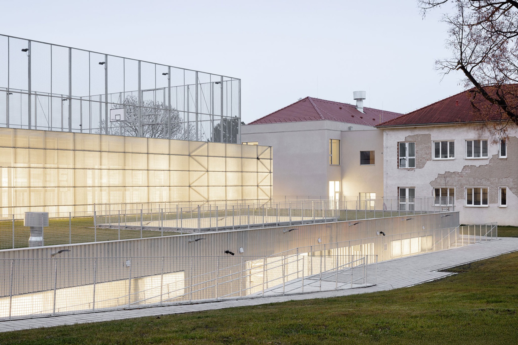 Ampliación de escuela primaria por Bakyta Architekti. Fotografía por Matej Hakár. 