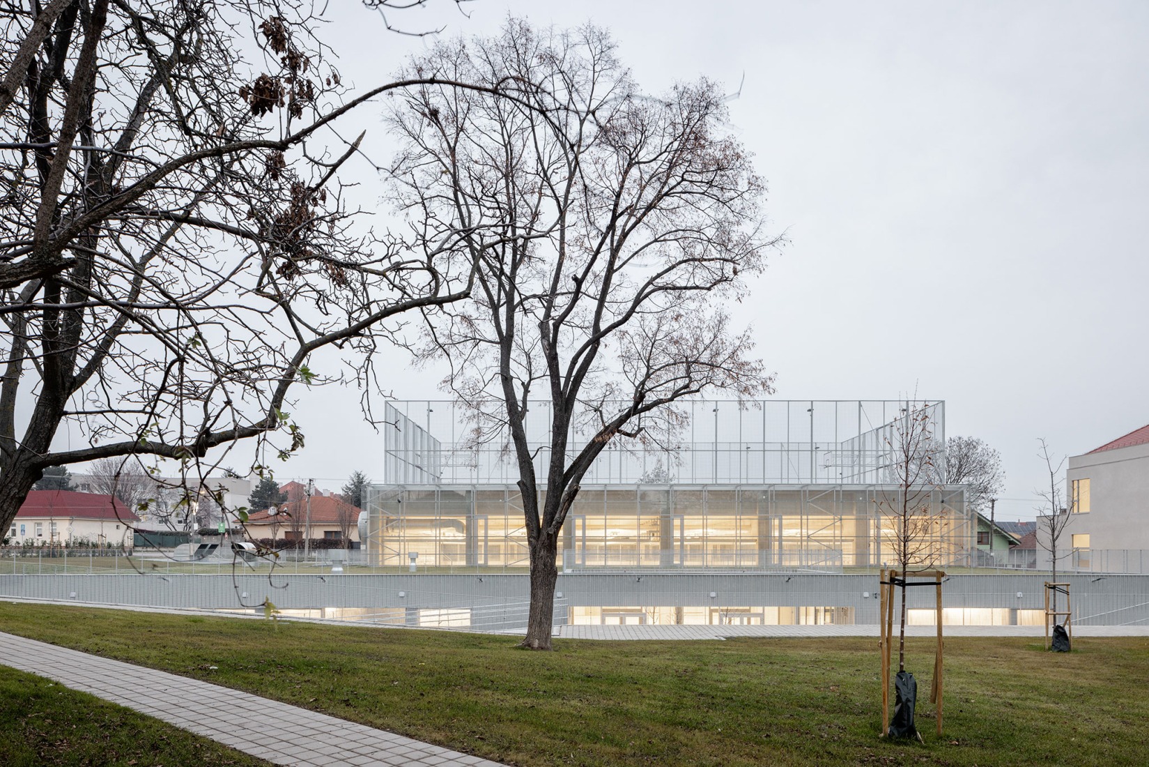 Ampliación de escuela primaria por Bakyta Architekti. Fotografía por Matej Hakár. 