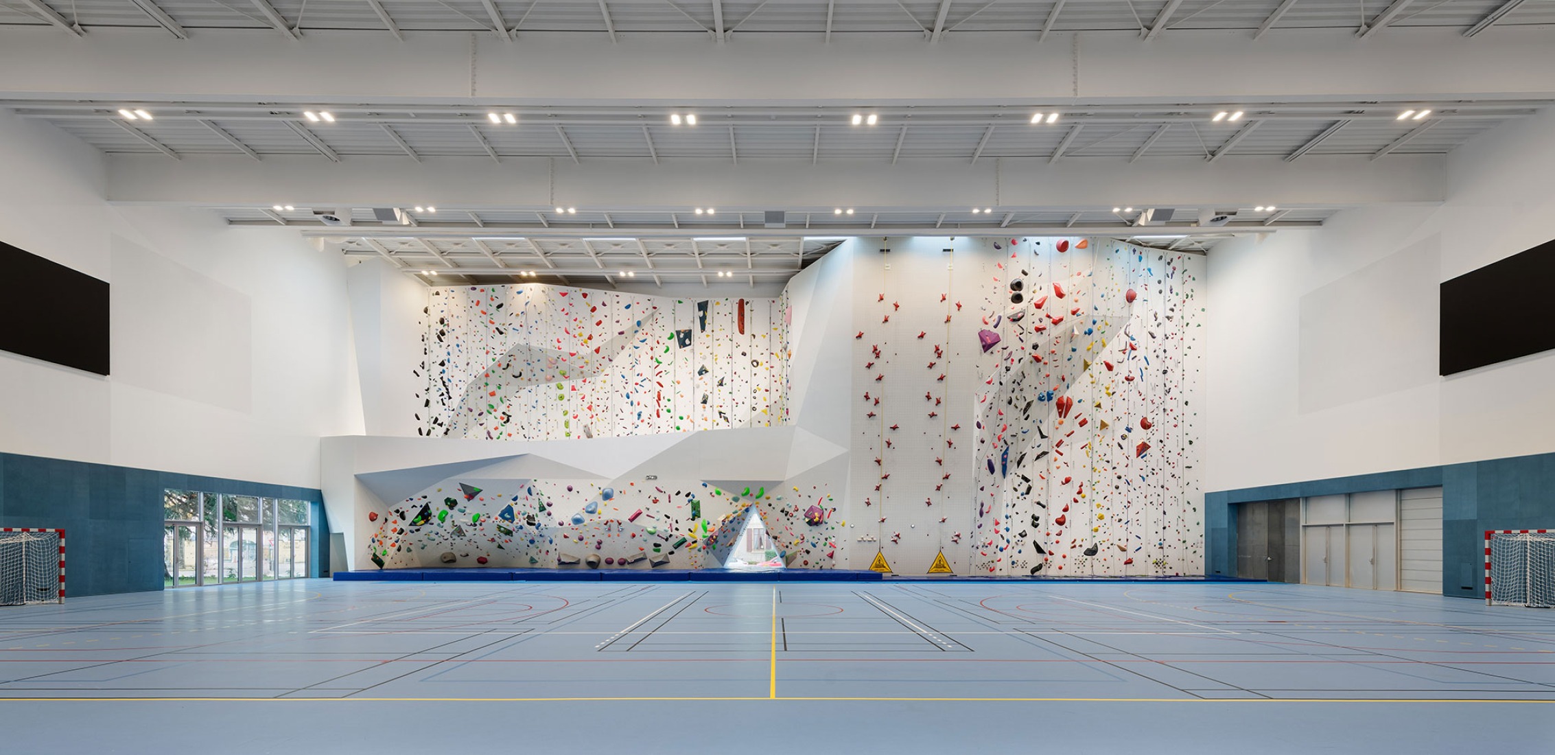 SPOT Multipurpose Sports Centre in Thionville by Dominique Coulon & associés. Photograph by Eugeni Pons.