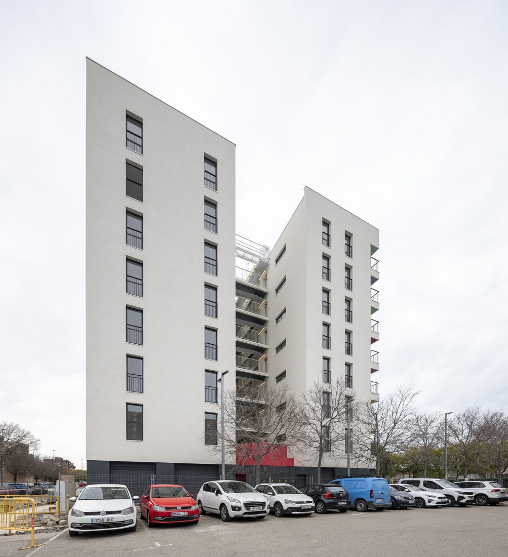 SB Building. 110 affordable rental apartments, complementary spaces, and commercial premises by EMBA. Photography by Oriol Gómez.
